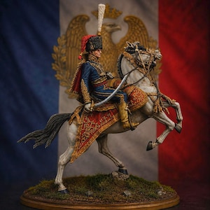 Op de afbeelding: Een gedetailleerd beeldje van een napoleontische cavalerieofficier in een blauw uniform met gouden borduursels, een hoge bontmuts met een witte pluim en een rode cape, gezeten op een steigerend wit paard met rood-gouden zadeldek en een sabel.