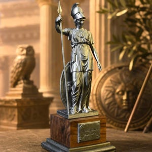 Estatua de Atenea Minerva: Resina plateada metalizada, base de imitación madera.