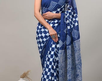 Könnte beinhalten: Ein blau-weiß gemusterter Sari mit geometrischem Design. Der Sari weist eine Kombination aus quadratischen und linearen Mustern in Blau- und Weißtönen auf. Der Stoff drapiert elegant und zeigt das komplizierte Design.