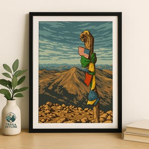 Puede incluir: Una impresión enmarcada que presenta un paisaje montañoso estilizado con un poste de madera adornado con coloridas banderas de oración y una bandera estadounidense. La obra de arte tiene una estética de cartel de viaje vintage, con una paleta de colores apagados de azules, verdes y marrones.