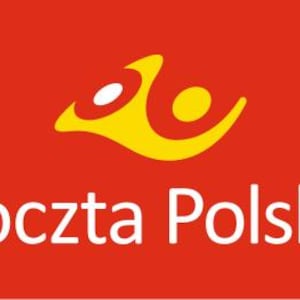Puede incluir: El logotipo de Poczta Polska, el servicio postal polaco. El diseño presenta un emblema estilizado amarillo y blanco sobre el texto blanco "Poczta Polska" sobre un fondo rojo. El emblema se asemeja a un pájaro o figura abstracta.