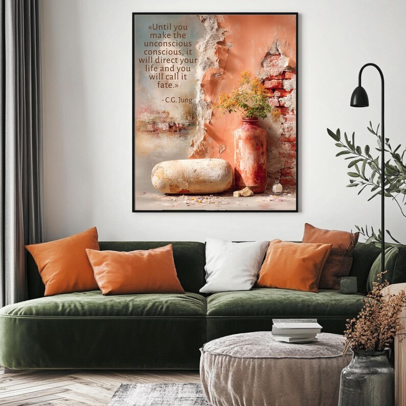 Pu&ograve; includere: Una stampa incorniciata con una citazione di C.G. Jung, un vaso rosso con fiori e una pagnotta. L'opera d'arte &egrave; appesa sopra un divano verde con cuscini arancioni e bianchi. La stanza ha un'estetica moderna e minimalista.