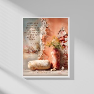 Pu&ograve; includere: Stampa incorniciata con una citazione di C.G. Jung: &laquo;Finch&eacute; non rendi cosciente l'inconscio, esso diriger&agrave; la tua vita e la chiamerai destino&raquo;. L'opera d'arte include un vaso con fiori, una pagnotta e un muro usurato.