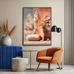 Pu&ograve; includere: Una scena di interior design con un'opera d'arte incorniciata con una citazione di C.G. Jung, un vaso rustico con fiori e un oggetto cilindrico. La tavolozza dei colori include sfumature di arancione, blu e beige, con una sedia moderna e un tavolino.