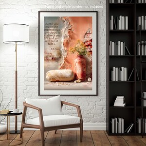 Pu&ograve; includere: Stampa artistica incorniciata con una citazione di C.G. Jung su uno sfondo strutturato di vernice scrostata e un vaso di fiori. La citazione recita: &laquo;Finch&eacute; non rendi cosciente l'inconscio, esso diriger&agrave; la tua vita e la chiamerai destino&raquo;. Decorazione.