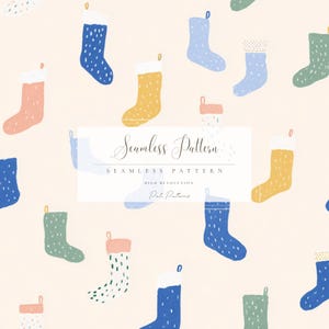 Peut inclure: Un motif sans couture avec des bas de Noël colorés dans des tons de bleu, jaune, vert et rose. Les bas ont des poignets blancs et sont dispersés sur un fond crème. Le texte "Seamless Pattern" est affiché dans un rectangle blanc.