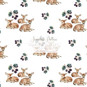 Könnte beinhalten: Nahtloses Aquarellmuster mit Rehkitz mit braunem Fell und weißen Flecken sowie Brombeerzweigen mit grünen Blättern. Der Text "Seamless Pattern" wird auf weißem Hintergrund angezeigt. Hohe Auflösung, 300 DPI.