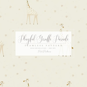 Op de afbeelding: Een naadloos patroon met speelse giraffen op een lichtbeige achtergrond. De giraffen hebben bruine poten en halzen met bruine vlekken. De tekst "Playful Giraffe Parade" wordt weergegeven in een decoratief lettertype.