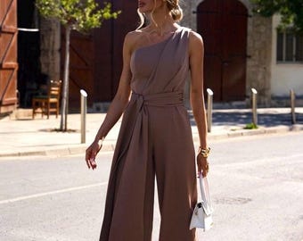 Mono asimétrico de pierna ancha con fajín: elegante traje de noche.