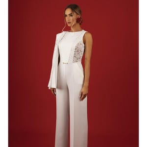 Witte jumpsuit met kanten inzetstuk: elegante mouwloze outfit voor bruiloftsgast