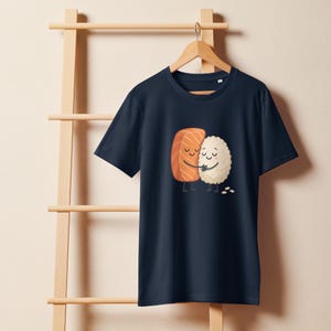 Cute Sushi Hug T-shirt – Organic Cotton Kawaii Łosoś i Ryż Koszulka – Zabawna Koszulka Jedzenia dla Miłośników Sushi