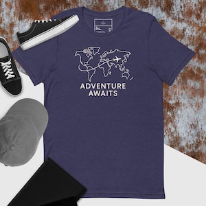 Reise T-Shirt, Adventure Awaits - Reise-Liebhaber-T-Shirt, Fernweh-Geschenk für Reisende, Bella + Canvas Adventure Shirt