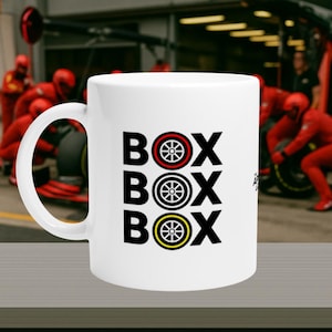 Tazza in ceramica Box Box Box: regalo ispirato al pit stop di Formula 1 per gli appassionati di corse e sport motoristici