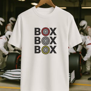 T-shirt Formula 1 "Box Box Box" / Maglietta da corsa / Maglietta per tifosi di F1 / Merchandising F1 / Regalo per gli sport motoristici / Regalo per gli amanti delle auto / Ispirato alla F1 / Maglietta da corsa di F1.