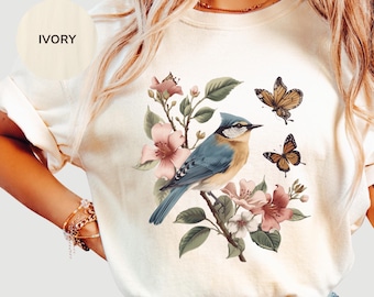 Camiseta Bluebird Floral Comfort Colors, Camiseta Vintage Bird, Camiseta Botanical Flower, Camiseta Cottagecore Nature, Camiseta con Estética Primaveral, Regalo para Amantes de las Aves