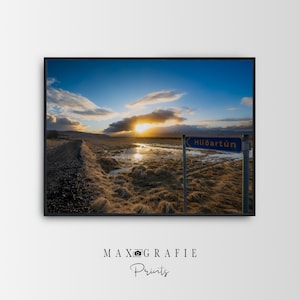 Foto del tramonto in Islanda | Hlíðartún Sign in Golden Landscape | Stampa di paesaggio nordico | Poster di fotografia artistica | Senza cornice