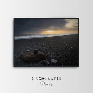 Poster dell'Islanda | Tramonto sulla spiaggia nera di Reynisfjara – Fotografia naturalistica minimalista come quadro da parete