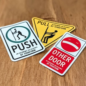 Juego de pegatinas ergonómicas para puertas: protesta contra las puertas en mal estado / Pegatinas tamaño cartera / Calcomanías para puertas de oficina, hogar y lugares públicos