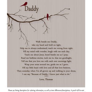 Puede incluir: Un poema sobre un padre y un hijo, con las palabras "Daddy" y "Love, Thomas" impresas sobre un fondo marr&oacute;n. El poema trata sobre un ni&ntilde;o que le pide a su padre que camine a su lado, que le ense&ntilde;e y que lo ame.