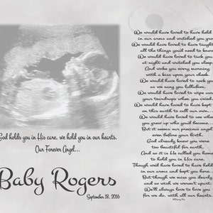 Puede incluir: Una imagen de ultrasonido en blanco y negro de un bebé en el útero. La imagen está rodeada de un poema sobre el bebé, titulado "Nuestro Ángel Eterno..." y firmado "Baby Rogers, 18 de septiembre de 2016".