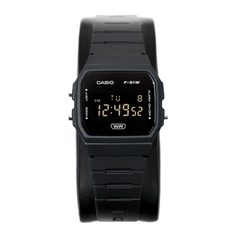 K&ouml;nnte beinhalten: Schwarze digitale Casio F-91W Uhr. Die Uhr zeigt die Uhrzeit, den Tag und das Datum auf einem schwarzen Digitaldisplay an. Sie hat ein schwarzes Harzarmband und ein rechteckiges schwarzes Geh&auml;use. Auf dem Zifferblatt steht "CASIO F-91W".