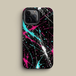 Puede incluir: Funda de teléfono negra con un diseño de pintura salpicada. La funda presenta trazos de pintura blanca, rosa y turquesa en su superficie. La funda tiene un acabado brillante y un recorte para la cámara.