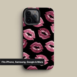 Custodia per telefono Glossy Berry Lips con sfondo nero per iPhone 16, 15, 14 Pro Max, S25, S24, Pixel 8 con motivo Bold Kiss