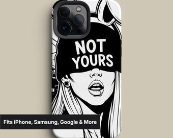 Op de afbeelding: Witte telefoonhoes met een zwart-wit illustratie van een vrouw, met de tekst "NOT YOURS". Het ontwerp omvat een zwarte muts, een lip piercing en lang blond haar. De hoes is ontworpen voor verschillende telefoonmodellen.