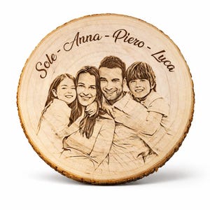 Può includere: Targa rotonda in legno con un ritratto di famiglia inciso. I nomi "Sole - Anna - Piero - Luca" sono incisi sul bordo. L'immagine è una foto di famiglia dettagliata incisa nel legno.