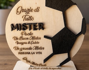 Placa de madera artesanal con forma de balón de fútbol, personalizada con nombre y dedicatoria: un regalo especial para entrenadores y directivos.