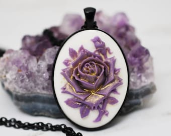 Collier rose violette, collier violet, pendentif violet, collier camée, bijoux roses, collier roses, collier gothique, bijoux camée, pour elle