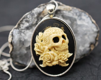 Floral Skull Cameo, collar floral, collar de camafeo de calavera, joyería de camafeo, joyería floral, collar de plata, collar gótico, regalos para ella