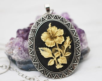 Collier floral, camée floral, bijoux floraux, collier camée, pendentif noir, collier en argent, collier de fleurs, bijoux camée, cadeaux pour elle
