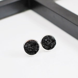 ブラックフェイクドゥルージースタッドイヤリング：シルバーメッキポスト、12mm