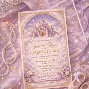 Könnte beinhalten: Eine Einladung zum Thema Prinzessin mit einer Schlossillustration, Text und dekorativen Elementen. Die Einladung befindet sich auf einem lavendelfarbenen Satinhintergrund mit einer Tiara, einem Zauberstab, einer Perlenkette und glitzernden Schuhen. Der Text lautet "Isabella Rose's Her Royal Fiveness".