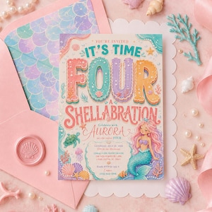Könnte beinhalten: Eine rechteckige Einladungskarte mit dem Text IT'S TIME FOUR A SHELLABRATION, celebrate with AURORA as she turns FOUR, sowie Details für Samstag, den 19. Juli 2026, im Coral Cove Event House, 128 Ocean Breeze Lane, Charleston, SC 29401.