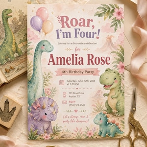 Op de afbeelding: Een rechthoekige verjaardagsuitnodiging met aquarelillustraties van vier dinosaurussen, roze bloemen en ballonnen. De tekst luidt: Roar, I'm Four! Join us for a dino-mite celebration for Amelia Rose, 4th Birthday Party, Saturday, June 20th, 2026 at 3:00 PM, 123 Dino Drive, Austin, TX, RSVP (555) 123-4567, Let's stomp, roar & party like dinosaurs!