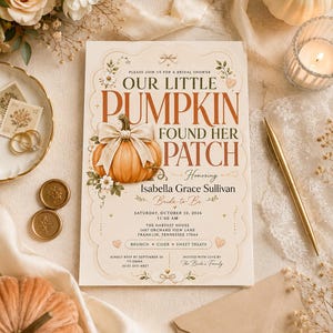 Op de afbeelding: Een rechthoekige uitnodigingskaart voor een bruidsdouche met een centrale oranje pompoenillustratie, een crèmekleurige strik en bloemmotieven. De tekst luidt: Our Little Pumpkin Found Her Patch, Honoring Isabella Grace Sullivan, Bride-to-Be.