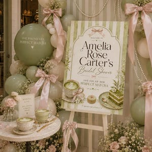 Könnte beinhalten: Ein Willkommensschild für eine Brautparty auf einer weißen Staffelei mit dem Text Amelia Rose Carter's Bridal Shower und She Found Her Perfect Matcha, umgeben von salbeigrünen und cremefarbenen Luftballons, rosa Satinbändern und weißen Blumen.
