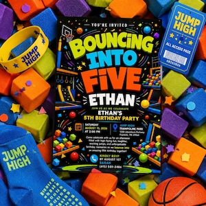 Może przedstawiać: Zaproszenie na 5. urodziny Ethana w Jump High Trampoline Park, otoczone kolorowymi piankowymi klockami, żółtą opaską na rękę, niebieską przepustką i piłką do koszykówki. Zaproszenie zawiera jasne napisy i grafikę.