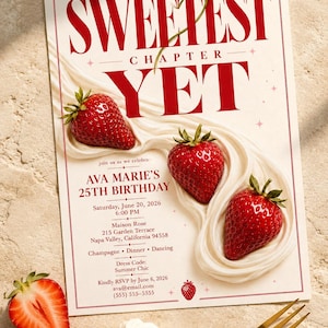 Pode incluir: Um convite de aniversário retangular com o texto SWEETEST CHAPTER YET, o 25º aniversário de Ava Marie e detalhes do evento. O design inclui três morangos inteiros sobre redemoinhos de creme branco, uma pequena flor branca e um ícone de morango.
