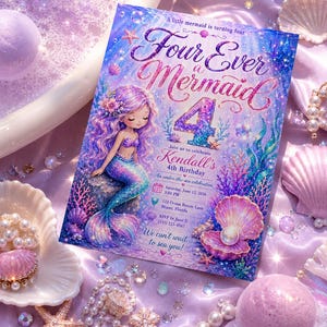 以下が含まれることがあります： 紫色の髪のマーメイド、大きな数字の4、そしてFour Ever a Mermaid, Kendall's 4th Birthday, Saturday, June 12, 2026, 3:00 PM, 123 Ocean Breeze Lane, Miami, Florida, RSVP by June 5と書かれた長方形の誕生日招待状。