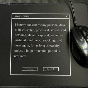 Peut inclure: Tapis de souris noir avec une souris noire et une fenêtre encadrée de blanc affichant une "Politique de confidentialité" avec du texte. Le texte comprend le consentement à la collecte, au traitement et au stockage des données. Deux boutons "Oui, je suis d'accord" sont visibles.
