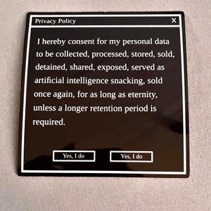 Puede incluir: Un cuadrado negro con texto blanco que dice "Política de privacidad". El texto detalla el consentimiento para la recopilación, el procesamiento y la venta de datos personales. Dos botones en la parte inferior dicen "Sí, lo hago."