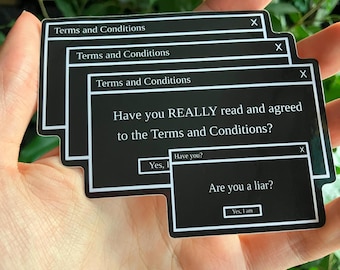 Op de afbeelding: Zwart-witte stickers met een computer pop-up ontwerp. De stickers lezen "Terms and Conditions" en bevatten de vragen "Heb je ECHT de Algemene Voorwaarden gelezen en geaccepteerd?" en "Ben je een leugenaar?"