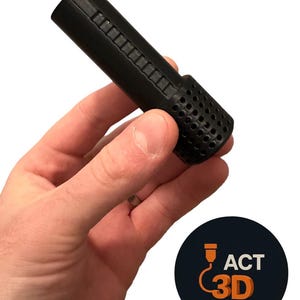 Op de afbeelding: Een zwart, cilindrisch 3D-geprint object met een getextureerd oppervlak en een geperforeerd uiteinde. Het object wordt in een hand gehouden. Een cirkelvormig logo met de tekst "ACT 3D" staat rechtsonder.