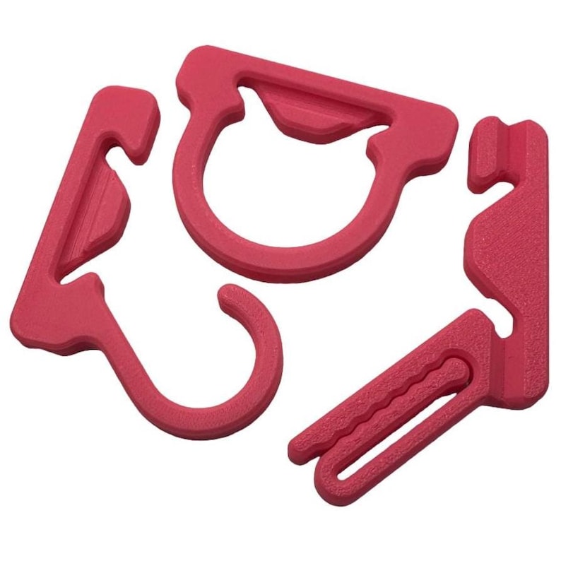 Pu&ograve; includere: Quattro clip di plastica rossa di varie forme. Una clip &egrave; a forma di gancio, un'altra a forma di C, e due sono angolate con fessure e ganci. Le clip sono probabilmente per organizzare o fissare oggetti.