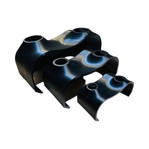 Peut inclure: Quatre objets métalliques noirs incurvés de tailles différentes sont regroupés. Chacun a une ouverture cylindrique en haut et une forme arquée. Les objets semblent être faits d'un matériau brillant et réfléchissant.