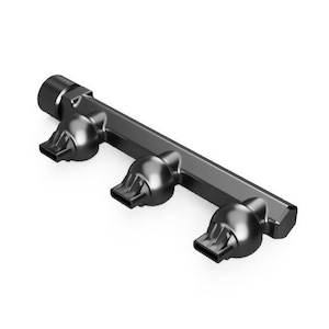 以下が含まれることがあります： 黒い金属製の自動車部品で、3つのノズル状の突起があります。この部品は、丸みを帯びた端と円筒形の継手を持つ長方形のバーの形状をしています。ノズルは角度がついており、長方形の開口部があります。