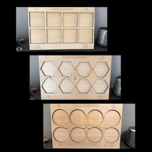 Peut inclure: Un gabarit en bois pour dessous de verre en ardoise avec huit découpes carrées, huit découpes hexagonales et huit découpes circulaires. Le texte "SLATE COASTER JIG" est imprimé en haut. Le gabarit est en bois clair.